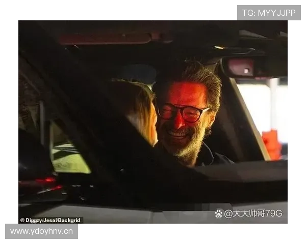 巴洛特利和邻居大妈一起买菜的画面，反差感强得像在刷明星八卦