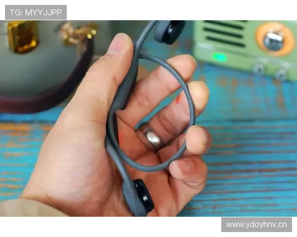 耳机裁判系统如何影响场上判罚？揭秘沟通机制与规则执行逻辑